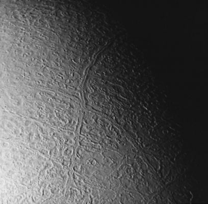 Geologic processes on Triton (1)
Caption NASA originale:"This image of Triton was taken from a distance of about 130.000 Km (80.000 miles) at 12:20 a.m. PDT Aug. 25 1989. The image was received at JPL four hours later at about 4:20 a.m. The smallest detail that can be seen is about 2,5 Km (or 1,5 miles) across. The long linear feature extending vertically across the image is probably a graben (a narrow down dropped fault block) about 35 Km (20 miles) across. The ridge in the center of the graben probably is ice that has welled up by plastic flow in the floor of the graben. The surrounding terrain is a relatively young icy surface with few impact craters".
Parole chiave: Neptune's Moons - Triton