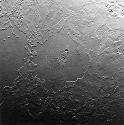 Geologic processes on Triton (2)
Caption NASA originale:"Part of the complex geologic history of icy Triton, Neptune's largest satellite, is shown in this Voyager 2 photo, which has a resolution of 900 meters (2.700 feet) per picture element. The photo was received as part of a Triton-mapping sequence between 3:30 and 5:30 a.m. (PDT). This view is about 500 Km (300 miles) across. 
It encompasses 2 depressions, possibly old impact basins, that have been extensively modified by flooding, melting, faulting and collapse. Several episodes of filling and partial removal of material appear to have occurred. The rough area in the middle of the bottom depression probably marks the most recent eruption of material. Only a few impact craters dot the area, which shows the dominance of internally driven geologic processes on Triton".
Parole chiave: Neptune's Moons - Triton