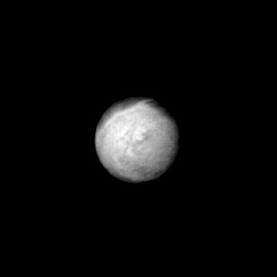 Strange "surface features" on Triton (clouds?!?)
Caption NASA originale"Already intriguing patterns of unknown origin appear on the surface of Neptune's largest satellite, Triton, in this image returned by Voyager 2. The image was taken Aug. 22, 1989, from a distance of about 4 MKM (approx. 2.5 MMs). Voyager images show that Triton's diameter is about 2.720 Km (approx. 1.690 miles) and that it is one of the brightest objects in the Solar System, reflecting about 70% of the sunlight that strikes it. This is the Hemisphere of Triton that always faces away from Neptune. The South Pole is near the bottom of the image. Triton's rotation axis is tilted so that the latitude at the center of the disk is 55° South. Dark regions at the top of the disk extend from roughly the equator to beyond 20° North. The margin between the bright and dark regions varies with longitude around the satellite. The gray, featureless area just to the right of the center of the disk is due to a reseau (reticule mark) in the camera".
Parole chiave: Neptune's Moons - Triton