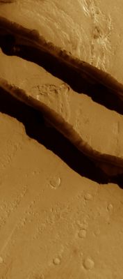 What's inside the Trough? (EDM n.1- Enhanced Natural Colors; credits for the additional process. and color.: Dr Paolo C. Fienga - Lunexit Team)
Siamo proprio certi che nei canaloni della Regione Marziana di Cerberus Fossae non vi sia nulla di interessante (a parte accumuli di polveri e dunette)?!?

Osservate bene...
Parole chiave: Mars from orbit - Troughs