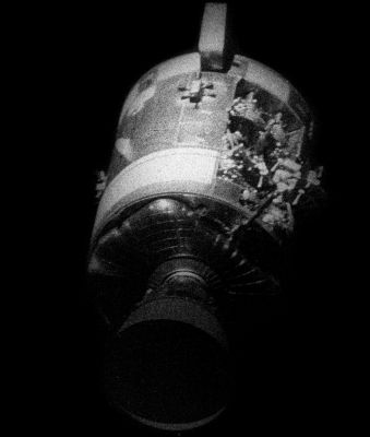 AS 13-59-8500 - Farewell Odyssey! (HR)
Il CSM Odyssey, tremendamente danneggiato dall'esplosione che mise a repentaglio le vite dei tre Astronauti Americani si allontana dalla capsula che porterà Lowell & C. allo splash-down ed alla salvezza.

Un frame in b/n, leggermente sfuocato, ma che ci mostra con grande chiarezza i danni riportati dal Command Service Module Odyssey (e qualcuno alla NASA, guardando questa fotografia, ancora non riesce a capire come mai l'intero Apollo 13 non sia esploso...) e che entra, di diritto, nella "Storia per Immagini" degli Apollo Days.
Parole chiave: CSM - Apollo 13