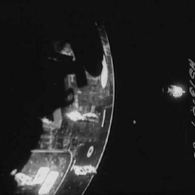 The "Odyssey": what happened to it? (1)
Grazie alla fattiva collaborazione (sempre eccellente e qualitativamente ineccepibile) del Dr Feltri, abbiamo la possibilità di proporVi una piccola sequenza - fatta di due soli, ma molto importanti, frames - che mostra il movimento del CSM Odyssey mentre si allontana nel buio andandosi a perdere nello spazio. Durante l'allontanamento, però, la Navicella Madre ruota leggermente sul proprio asse e, nel farlo, ci mostra due momenti della sua superficie danneggiata. Tutto regolare? Forse si e forse no: nel detail mgnf comparativo che Vi proponiamo nel terzo quadro, il CSM mostra, durante il suo movimento, delle coerenze e delle incoerenze in termini di tipologia ed estensione dei danni subìti. 
Le speculazioni che potremmo operare, se queste discrepanze fossero confermate da altri frames (i quali, se esistenti, non sarebbero mai stati rilasciati al Pubblico), aprirebbero degli scenari che, oggi come oggi, appartengono solo alla fantascienza.
Parole chiave: Apollo 13 - Controversial frame