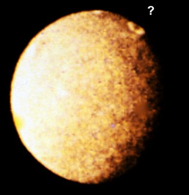 Umbriel's extremely unusual surface feature (HR - context image)
Il rilievo (che definire "fortemente anomalo" è riduttivo) che caratterizza il versante prossimo al Polo Nord di Umbriel è, almeno dalle immagini che sono in nostro possesso, del tutto inesplicabile. 
Alcuni Ricercatori (anche nel Gruppo Lunar Explorer Italia) ipotizzano che si tratti di una montagna dalle dimensioni davvero incredibili (almeno in rapporto al corpo celeste a cui essa accede - immaginate come il Monte Everest apparirebbe dallo spazio se fosse alto 70 o più Km e largo 300, tanto per rendere l'idea...), mentre altri Studiosi ritengono che quello che si vede in questa immagine è solo il risultato di una deformazione del frame la quale potrebbe essere imputabile ad un vizio di trasmissione e/o di ricevimento ed elaborazione dati (il che equivarrebbe a dire che il rilievo in questione non esiste).
Altri ancora interpretano questo rilievo come una "plume" vulcanica (?) o una gigantesca formazione nuvolosa.
Purtroppo, il mistero non sarà risolto tanto facilmente... 
Parole chiave: Uranus' Moons - Umbriel