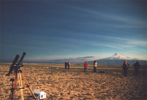 Umbra Fugax
Siamo al termine della spettacolare eclissi totale del 29 Marzo 2006 e l'ombra della Luna sta già lasciando il posto al Sole. Se osservate il frame a schermo pieno e con una certa attenzione dovreste riuscire a notare che, in alcune zone del cielo - già quasi del tutto libere dalla "notte" - si intravedono ancora dei corpi luminosi puntiformi che, ad una prima e sommaria occhiata, potrebbero sembrare delle stelle molto luminose che stanno per svanire nella luce del giorno. Ma non è così: si tratta, a nostro parere, di un abbastanza consueto e caratteristico photoartifact. 
In ogni caso, un frame davvero molto bello.


Caption originale:"During the March 29, 2006 total Solar Eclipse, the Moon's dark central shadow (or "umbra") is vanishing beyond the horizon in this dramatic view of the landscape a few km South-East of Incesu, Anatolia, Turkey. The large, snow covered mountain in the distance is 3.250 mt high volcano Hasan Dag. The foreground is growing brighter as eclipse watchers are just beginning to see rays of sunlight peek around the lunar limb, while the mountains on the horizon, left of Hasan Dag, are still completely shadowed by the Moon. For the watchers along this part of the shadow track, the total phase of the eclipse lasted less than 4', as the umbra raced over them at more than 3000 Km per hour". 
Parole chiave: Amatorial Pictures