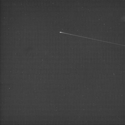 Something's moving in the Space of Saturn
Immagine ripresa dalla Sonda Cassini il 31 Gennaio 2005 e ricevuta a Terra il 1mo Febbraio.
Che cosa mostra? Si tratta, evidentemente, di un fenomeno - per noi - "unexplainable", come molti altri.
Le ipotesi sono le solite: 1) immagine "mossa" di una stella o di un piccolo satellite di Saturno (ipotesi più probabile); 2) oggetto in movimento "di passaggio" accanto alla Sonda - un UFO? - (ipotesi leggermente meno probabile); 3) artefatto fotografico (ipotesi decisamente improbabile). Noi saremmo propensi, per una molteplicità di fattori, a considerare l'ipotesi 1) come la più probabile (almeno in questo frangente).
Parole chiave: Controversial Image