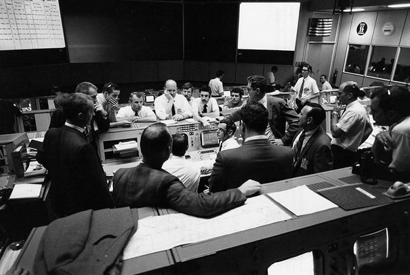 Mission Control during the last 24 hours of the Mission...
Un'immagine da guardare assieme al film "Apollo 13": siamo nel corso delle ultime 24 ore della Missione - dopo l'Apollo 11 - più famosa nella Storia degli Apollo Days.
Gli Uomini che vedete in questa immagine sono quelli che, usando mezzi e tecnologie che oggi non esiteremmo a definire "ridicole", riuscirono a riportare a casa, sani e salvi, i tre valorosi Astronauti dell'Apollo 13.

Quanto giocò la "fortuna" nell'operazione di salvataggio? Tantissimo, ne siamo certi ma...senza competenza, la Fortuna a che cosa sarebbe mai servita?!?
Parole chiave: History