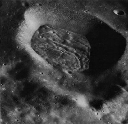 Moon from orbit: the "Stadium Crater"
A dire il vero non sappiamo il nome del curiosissimo cratere rappresentato da questa fotografia (di cui, purtroppo, non conosciamo neppure il numero seriale ufficiale), ma l'idea di chiamarlo "Stadio", a ben guardare, non ci è parsa proprio del tutto sbagliata... O no?!? Se volete, poi, andate a confrontarlo con un altro "Stadium Crater", questa volta ripreso dall'Apollo 15 e noterete delle straordinarie somiglianze!
Scherzi a parte, si tratta di un frame eccezionale, ad altissima definizione, che ci permette di cogliere un grandissimo numero di particolari - curiosi, interessanti ed intriganti - della superficie Lunare. 
Per Vostra opportuna informazione Vi diciamo che questo frame lo abbiamo trovato visitando il Sito "The Lunascan Project" - Sezione "Moon Pictures").
Parole chiave: Moon from orbit