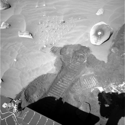 Coated stone: natural or artificial? (1)
Questa è una possibile Anomalia di superficie: guardate la pietra a forma vagamente rettangolare che si trova sulla Sinistra del frame, accanto ad un mucchietto di ciottoli. Non servono occhi eccezionali nè complesse elaborazioni fotografiche per vedere subito che questa "pietra" sembra evidenziare i residui di un rivestimento ormai quasi completamente distrutto, nonchè una curiosa incisione semi-circolare sul suo lato superiore Sn (Dx del sasso per chi guarda) al di sotto della quale si intravedono due scalfitture parallele che, con un modestissimo ingrandimento dell'immagine, sembrano ricordare molto da vicino dei geroglifici. Fantasia? Forse, ma questa immagine ci deve far riflettere. Esaminatela anche Voi e, se volete, diteci che cosa ne pensate...
Parole chiave: Controversial image