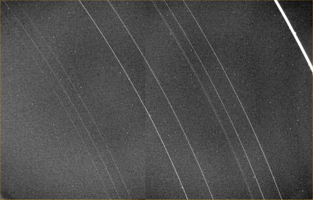Uranus' Rings (3)
Ciò che intendiamo dire (l'ipotesi di lavoro che Vi proponiamo) è questo: forse gli Anelli di Giove, Urano e di Nettuno hanno un'origine diversa (almeno in parte) rispetto a quelli di Saturno. Gli Scienziati che vanno per la maggiore, infatti, pensano che la differenza nella "tessitura" degli Anelli tipici dei Giganti Gassosi dipenda solo dalle dimensioni originali del corpo celeste (o dei corpi celesti) dal cui disintegrarsi essi vennero generati: più grande era questo/i corpo/i, maggiore era il quantitativo di materiale che si distribuiva lungo l'orbita, più grande e maestosa (scenicamente) risultava la trama finale degli Anelli. Noi opiniamo che, forse, questa costruzione spiega gli Anelli di Giove, Urano e Nettuno ma non è sufficiente - da sola! - per spiegare l'origine degli Anelli di Saturno i quali ci appaiono troppo grandi e troppo complessi per essere derivati soltanto da un evento come quello dianzi ipotizzato.
Ne riparleremo ancora. 
Parole chiave: Uranus