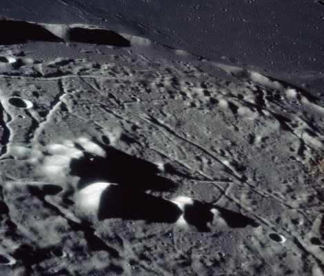 AS 16-120-19295 - Gassendi "A" (HR)
Forse una delle più belle immagini della Luna che siano mai state riprese durante il Programma Apollo: si tratta del Cratere Gassendi "A" e dei suoi enigmatici rilievi interni (evidenziamo i picchi plurimi e la fitta trama di canali o fratture tettoniche). 
Da notare che questi canali (o fratture) formano, se li guardate attentamente, delle figure geometriche regolari e/o semi-regolari e che questo particolare ha fatto pensare (ad alcuni Discepoli del Prof. Hoagland) ad una possibile origine artificiale delle medesime le quali, ci dicono costoro, potrebbero essere i residui visibili di antichissime linee di collegamento - strade? - fra luoghi che, una volta, erano dei veri e propri agglomerati urbani - magari le mitiche "Città Lunari" di leggendaria memoria?

Che dire? 
Secondo noi i Misteri della Luna sono altri (a cominciare dai TLP e dai Fast-Walkers); queste sono soltanto delle speculazioni che ci lasciano sorpresi e perplessi (soprattutto vista l'autorevole fonte dalla quale esse provengono).
Parole chiave: Moon from orbit - Craters - Gassendi "A"