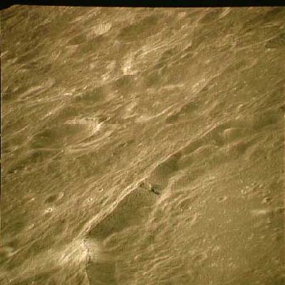 AS 16-121-19407 - The "Lobachevsky Anomaly"
Uno dei fotogrammi più famosi - sebbene a bassa risoluzione e ad alta compressione - di questa Missione "dimenticata": siamo sul Far-Side della Luna e, sotto il CSM Casper ed a quasi 300 Km di distanza, troviamo il Grande Cratere Lobachevsky e la sua "anomalia" (comuque appena visibile - ma già interessantissima!) in questa versione compressa del frame 19407). 
Vi rinviamo, per un maggior dettaglio su questa intrigante questione, ad una serie di frames Clementine pubblicati nella Sezione "The Moon after Apollo 17".
Parole chiave: Moon from orbit - Lobachevsky Crater