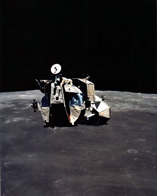 AS 16-122-19537 - Lunar Module over Messier "A" Crater
Frame che riprende l'attività di 'ispezione' del LM-Ascent Stage (cioè la componente di risalita del modulo di allunaggio) da parte del CSM Casper e che si svolge a circa 280 Km di altezza rispetto alla superficie della Luna. Il panorama sottostante ci mostra un dettaglio del Cratere Messier "A".
Parole chiave: Moon from orbit - Craters