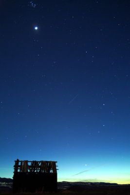 Mercury and Venus from Earth
Gli elementi sino ad ora individuati in questa "esosfera" sono H, He, O2, Na, K e Ca. 
I primi 2 elementi giungono, molto probabilmente, dalla corrente di gas ionizzati proveniente dal Sole (ciò che comunemente chiamiamo "Vento Solare"), mentre gli altri 4 potrebbero scaturire direttamente dalle rocce esistenti sulla (o al di sotto della) superficie di Mercurio. 
Come? Abbiamo tre ipotesi al riguardo (e tutte ugualmente plausibili): 
1) potrebbe trattarsi di una lenta "evaporazione" (!) delle rocce superficiali causata dalla (e, per lunghi periodi di tempo, costante) temperatura elevatissima; 
2) fenomeni di "outgassing" simili a quelli che - si dice - accadano anche sulla nostra Luna (si tratta di sacche di gas, imprigionate da ere ed ere al di sotto della superficie del Pianeta, che si liberano improvvisamente - a seguito di eventi sismici o di impatti veri e propri - e fuoriescono, ora incendiandosi e generando delle "flares" - fiammate o fiaccole -, ora disperdendosi nell'ambiente circostante); 
Parole chiave: Postcards