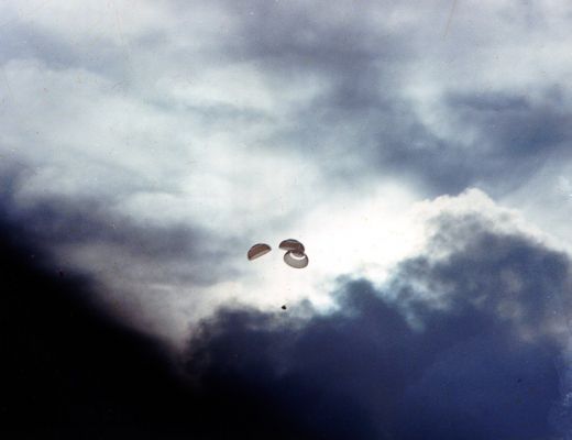 04-17-1970 - Splash-down: the nightmare's over (1)
The Apollo 13 Command Module approaches splashdown. 
Parole chiave: Splash-down