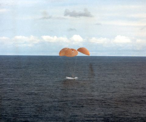 04-17-1970 - Splash-down: the nightmare's over (2)
Apollo 13 splashdown: 17 April 1970.
Parole chiave: Splash-down