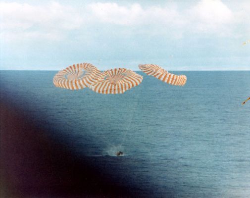 04-17-1970 - Splash-down: the nightmare's over (3)
I grandi paracadute colorati hanno già iniziato ad "afflosciarsi": un segnale inequivocabile che la Missione è finita. Felicemente, dopo che il Mondo intero aveva temuto il peggio...
Parole chiave: Splash-down