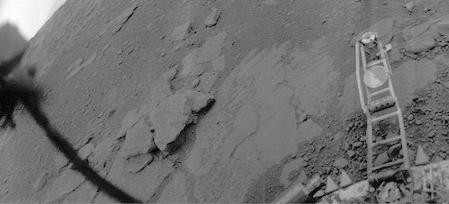 Venus from Venera 13 (detail mgnf)
Spettacolare dettaglio di un frame originale Venera 13 il quale ci mostra, molto vicino al Lander, delle rocce che - ad occhio - sembrano essere di natura basaltica (ergo avere un'origine vulcanica). 
Molto intrigante il dettaglio, visibile in alto a Sx e proprio a ridosso della linea dell'orizzonte, di un rilievo immerso nella nebbia. Si direbbe una modesta collina dal profilo smussato (simile alla famosa Husband Hill di Gusev Crater). Un profilo così smussato da farla somigliare ad una sorta di "cupola".
Una splendida elaborazione, davvero.
Parole chiave: The Surface of Venus