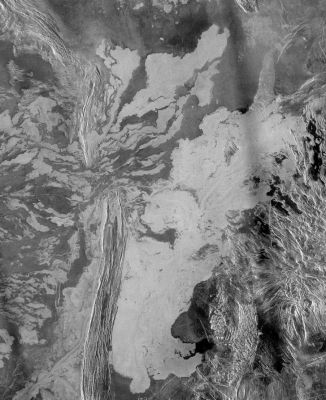 Venus (X-ray close-up) from Galileo
Come dicevamo in precedenza l'atterraggio su Venere equivarrebbe, ancora oggi, come 22 anni fa, alla perdita sicura della Sonda. 
Si è allora pensato di "bucare" la coltre di nuvole usando le onde radio (Magellan Project) ed i raggi X (Galileo Project). 
Ed eccoVi un risultato della fotografia di Venere adottata impiegando questa tecnica: come potete vedere Voi stessi la superficie del Pianeta ci appare in tutta la sua straordinaria complessità e bellezza, "come se le nubi non ci fossero".
Parole chiave: Venus