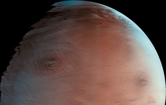 Tharsis Region (Natural Colors; credits: NASA/MGS/MSSS)
"Mars Global Surveyor's camera, MOC, provided this hemispheric view of the northern Tharsis region on June 1, 1998. This picture shows the giant volcano, Olympus Mons, and one of the Tharsis Montes volcanoes, Ascraeus Mons. Another volcano, Alba Patera, is lurking under the haze and clouds at the top of the image. Olympus Mons is about 550 Km wide. The terminator - such as the line that divides night and day - was located west of Olympus Mons (left part of the image). It is Winter in the northern hemisphere of Mars and the high latitudes (i.e.: north of Olympus Mons in this picture) exhibit clouds and haze. These clouds most likely contain water ice". 

Non possiamo non notare l'enfasi che viene spesso posta, in sede di commento originale alle immagini, sul fatto che le nuvole Marziane "MOLTO PROBABILMENTE" (ossìa "QUASI CERTAMENTE") contengono ACQUA. E allora noi rivolgiamo alla NASA - ancora - la stessa domanda: ma siamo certi che su Marte non piove da qualche milione di anni?
Risposta? Silenzio totale.
Parole chiave: Mars from orbit - Tharsis Region