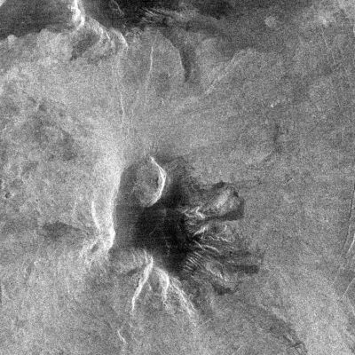 Magellan Probe: radio image of Sapas Mons Volcano (detail)
Una così rapida decisione di considerare persa la Sonda può lasciare sorpresi (basti pensare agli innumerevoli tentativi compiuti dai Tecnici NASA di ripristinare i contatti radio, per esempio, con il Mars Polar Lander oppure con la Sonda ESA "Beagle", prima di dichiarare la perdita delle Navicelle) e che cosa sia effettivamente accaduto a Magellano non lo sa nessuno, ma non è da escludere, tuttavia, che la rapidità adottata nel prendere questa decisione sia stata determinata, fra l'altro, in ragione dell'avvenuto conseguimento della (quasi) totalità degli scopi della Missione.
Parole chiave: Naked Venus