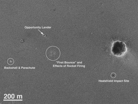 Opportunity's landing site's Map - the heatshield location
Con questa Mappa, si risolve (in teoria) il dubbio sull'origine e la natura del manufatto argenteo, ad alta riflettenza, individuato presso Endurance Crater, ripreso innumerevoli volte dal Rover Opportunity e da noi lungamente commentato. Però adesso si pone un nuovo interrogativo: esso sorge dall'analisi di un'immagine che noi abbiamo riportato nella Sezione "Mars in Colors". Essa raffigura la back-shell & parachute. 
Questa componente, in accordo a quella immagine, si dovrebbe trovare accanto ad Endurance Crater, più o meno nella posizione indicata dalla Mappa per l'Heat-Shield e NON in posizione diametralmente opposta.
Parole chiave: Mars Maps