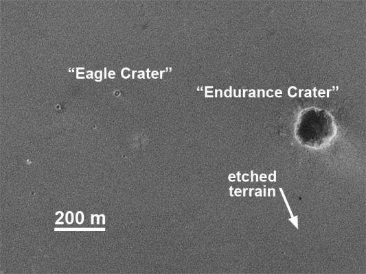Opportunity's landing site's Map (unlab.d)
Inoltre il "rottame" che è, secondo la mappa precedente, l'Heat-Shield dovrebbe essere (immagini alla mano) MOLTO più VICINO ad Endurance!
I fatti - aggiornamento del 25 Gennaio 2005 - ci danno torto e noi ne prendiamo atto. L'unica cosa che possiamo dire è che, immagini alla mano, l'Heat-Shield sarebbe dovuto essere moltom più vicino ad Endurance Crater di quanto le Mappe non ci mostrino.
Ma con ogni probabilità - lo ammettiamo senza problemi - ci siamo sbagliati noi.
Parole chiave: Mars Maps