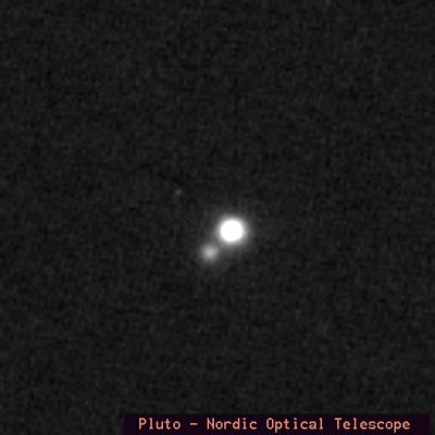 Pluto & Charon
Un esempio di eccellente immagine del Sistema (Binario) costituito da Plutone e Caronte ottenuta direttamente dalla Terra. Certo, non è possibile cogliere dettagli della superficie di Plutone (nè, tantomeno, di Caronte), ma la risoluzione dei due dischi ci pare davvero buona. Plutone è un mondo estremamente lontano e non ha mai costituito un obbiettivo di primario interesse, almeno sino a qualche tempo fa. 
Tuttavia, alcune recenti scoperte relative, fra l'altro, alle peculiari caratteristiche della sua orbita, al tipo di relazione - in termini di rotazione - che intercorre fra Plutone stesso e Caronte e, infine, a delle (per ora inspiegabili) variazioni della sua albedo, hanno tutte contribuito ad accendere l'interesse degli Scienziati per questo mondo lontano che, forse, un giorno (fra qualche miliardo di anni, quando il Sole sarà una Gigante Rossa e se l'Umanità - ma ne dubitiamo... - esisterà ancora) potrebbe anche diventare la nostra "casa".
Parole chiave: From Earth Images