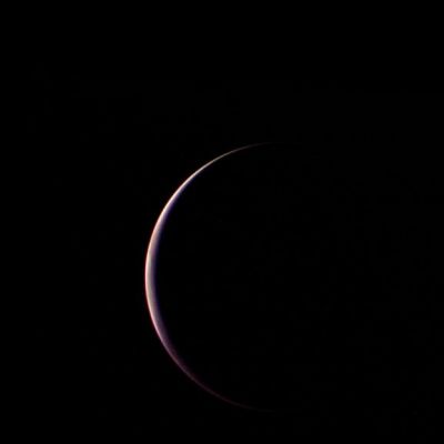 Farewell Triton...
Caption NASA originale:"Voyager 2 obtained this parting shot of Triton, Neptune's largest satellite, shortly after closest approach to the moon and passage through its shadow on the morning of Aug. 25, 1989. The distance to Triton was 90.000 Km and the phase angle was 155°, so that only a thin crescent of Triton's south polar region can be seen. Because of the high phase angle, and perhaps because of scattering sunlight in Triton's hazy atmosphere, few surface features are also easily discernible". Un piccolo commento: non sembra anche a Voi di intuire una sottile somiglianza fra Tritone e Titano?...
Parole chiave: Neptune's Moons - Triton