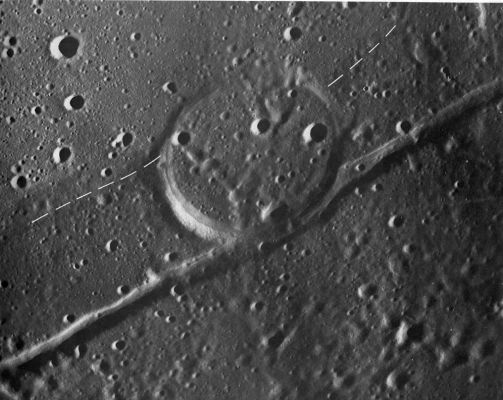 Circle and tangent on the Moon
Un curioso "disegno" sulla Luna: da un'altezza di circa 280 Km si vede un cerchio (abbastanza accurato) ed una (quasi) tangente. Un cratere, ovviamente, ed il letto di un antico fiume di lava o, forse, un crepaccio generatosi allorchè la superficie della Luna si trovò a subire (al pari di tante altre lune di cui abbiamo visto le fotografie) fenomeni di "stretching", per esempio, a causa del suo raffreddamento globale (e cioè sia interno, sia esterno). 
Parole chiave: Moon from orbit