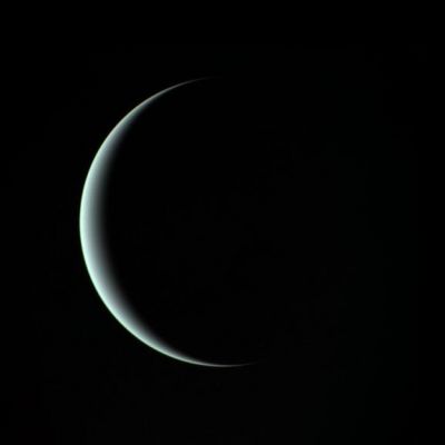 Farewell Uranus...
Una veduta finale di Urano, registrata dalla Sonda Voyager 2 il 27 Gennaio 1986. Come potete vedere chiaramente, Urano si sta facendo sempre più piccolo, quasi che fosse "divorato" dall'oscurità che lo circonda...
Quest'immagine, per Voyager 2 (e per noi tutti), rappresenta l'addio ad Urano ed al suo Sistema di Anelli e di Lune.
Ci torneremo mai? Sicuramente si, ma potrebbero passare tantissimi anni prima che ciò accada davvero...

Parole chiave: Uranus