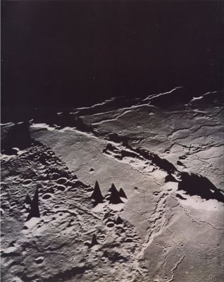 More "cuspids" on the Moon?
Un'altra spettacolare immagine scattata dall'Apollo 17 mentre si trovava in orbita intorno alla Luna e da un'altezza oscillante fra i 280 ed i 300 Km. 
Questa volta ci troviamo dvanti ad una serie di ombre "anomale" (?!?) le quali potrebbero essere il segno (inconfondibile) di una serie di "strutture a forma conica" o "piramidale". Nuove "cuspidi", dunque? 
Diremmo di no. 
Sicuramente ci troviamo davanti a delle montagne le cui sommità sembrano essere, tutto sommato, piuttosto aguzze (le ombre, da questo punto di vista, non mentono), ma ciò che caratterizza le "cuspidi di Blair" (o "Lunar Spires") e la "Lun-Ex-It Cuspid" è il fatto che si tratta (almeno in apparenza...) di vere e proprie strutture interamente "coniche" e/o "a colonna" e NON di semplici montagne i cui picchi risultano particolarmente appuntiti. 
Si tratta, come potete agevolmente comprendere, di due concetti diversi. In ogni caso, anche questa fotografia è - semplicemente - meravigliosa e da gustarsi (e studiarsi) in versione "full size".
Parole chiave: Moon from orbit - Controversial