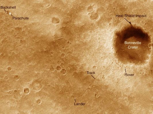 Landing Area and main features - cPROTO Image (approx. true colors)
Versione a colori "approssimativamente veri" del frame precedente (grazie, ancora una volta, a "Mars-Daily") ed un'annotazione da fare: come mai il relitto di orgine indubitabilmente metallica - la "Back-Shell" - luccica al Sole e, nel frame, appare (giustamente e logicamente) bianco, mentre l'altro relitto, anch'esso indubitabilmente metallico, e cioè l'"Heat-Shield", appare di forma oblunga e scuro?

Un'altra prova - forte! - che il Dr Feltri ha ragione: l'oggetto sul bordo del Cratere Bonneville NON è lo Scudo Termico...
Parole chiave: Mars Maps