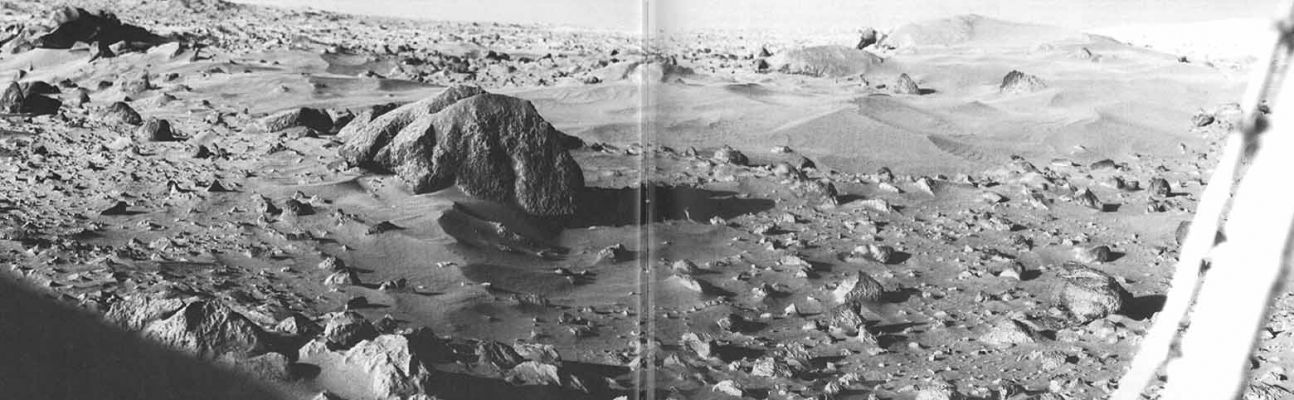 The South-western horizon of Viking 1 (2)
Caption NASA originale:"Almost certainly this is the upraised rim of an impact crater, about 500 mt in diameter and 2,5 Km distant. Part of the far side of the central cavity can be discerned toward the left, particularly in picture n. (3)".
Parole chiave: Martian Horizon