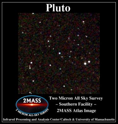 Pluto and the stars around...
Un'immagine, a nostro parere, altamente suggestiva di Plutone e del campo stellato che lo circonda. Anche questo frame è stata estratto dalla "2MASS Atlas Image Gallery at IPAC". 
Plutone è l'oggetto posizionato ESATTAMENTE AL CENTRO della fotografia.
Parole chiave: Pluto