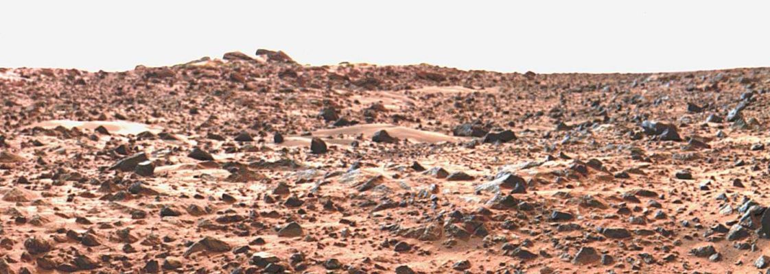 From the "Viking Archive" - Viking 1: full panorama (1)
Questo frame, al pari dei seguenti, fa parte degli Archivi NASA relativi alle Missioni Viking Lander 1 e 2. 
Si tratta, come potrete constatare Voi stessi, di frames molto vecchi (il Viking Lander 1 arrivò il 20 Luglio 1976 ed il Viking Lander 2 il 7 Agosto dello stesso anno), elaborati in 'colori realistici' e senza troppi artifici ultra-tecnologici, come invece avviene oggi con i frames che ci giungono dai Rover Spirit ed Opportunity.
I risultati di queste elaborazioni - forse 'artigianali', ma sempre "Made by NASA" - sono, ove ragguagliati ai frames a colori che ci raccontano delle Aree di Gusev Crater e di Meridiani Planum, del tutto strabilianti. Quello che emerge dai color-frames Viking è un Marte diverso: non sapremmo dire se si tratta di un Marte più vero o più falso di quello che ci viene 'proposto' oggi.
E' un Marte diverso e basta. 
Guardatelo e studiatelo: gli argomenti per avviare discussioni e dibattiti, sono abbondanti...
Parole chiave: Mars Panorama - Mars rocks, sand and debris