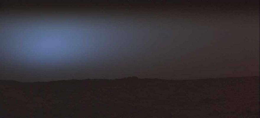 From the "Viking Archive" - Viking 1: Sunset
Composizione a colori dei Viking Lander frames n. 12f010.red, 12f010.grn, and 12f010.blu.
Come potete vedere, negli istanti che seguono la scomparsa del Sole dietro l'orizzonte Marziano, il cielo di Marte appare di un colore "blu-scuro" piuttosto cupo, decisamente intenso e, apparentemente, "soffocato" da una incombente oscurità. 
Si tratta di un ennesimo effetto collaterale del cosiddetto "dimming"? Forse, ma anche questa istantanea entra nella galleria dei "frames belli ma discutibili", specialmente se la mettiamo a confronto con altre immagini similari (cioè relative a tramonti Marziani), riprese  sempre a colori veri o quasi/veri, ed ottenute dalle Sonde Soujourner/Pathfinder e Spirit (le troverete pubblicate nella Sezione "Mars in Colors").
Guardate, fate i confronti e poi provate a dare qualche risposta agli interrogativi che inevitabilmente emergeranno.
Parole chiave: Mars Panorama