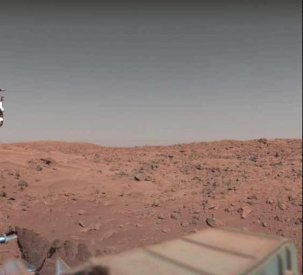 From the "Viking Archive" - Viking 1: daylight
Composizione a colori dei Viking Lander 1 frames n. 12h051.red, 12h051.grn and 12h051.blu.

"Breve Storia della Conquista di Marte"
Era l'Estate del 1976 e, per i Planetologi (gli Esperti di Scienze Planetarie) si trattò, senza dubbi, di un'Estate indimenticabile: l'Estate del "soft landing" delle Sonde Viking 1 e 2, le prime 2 Sonde capaci di scendere dolcemente su Marte e quindi eseguire un grande numero di operazioni, trasmettendo i dati a Terra. Prima dei Viking (prodotti USA-NASA), però, anche l'Agenzia Spaziale Sovietica aveva tentato la discesa morbida sul Pianeta Rosso ma.... la Sonda Mars 2 si schiantò sulla superficie di Marte; Mars 3 riuscì a compiere l'atterraggio ma il segnale si interruppe dopo soli 20" di trasmissioni. Il Mars 6 Lander riuscì a trasmettere qualche dato sull'atmosfera Marziana, ma andò in crisi durante la discesa (non sappiamo cosa accadde, ma supponiamo che si schiantò anch'esso). 
Il Mars 7 Lander, infine, 'scivolò' sull'atmosfera di Marte e si perse nello spazio.
Parole chiave: Mars Panorama