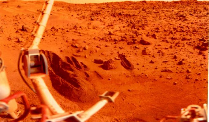 From the "Viking Archive" - Viking 1: is this the "true" color of Mars?
Prima dell'arrivo dei Viking, i luoghi di discesa erano stati (ovviamente) già selezionati - nulla poteva essere improvvisato! - ma, una volta visionate le immagini orbitali, il Controllo Missione decise di cambiare tutto. La sicurezza dei Landers era la priorità assoluta: luoghi quali le caldere del Monte Olimpo ed il margine di uno dei canali della Valles Marineris erano obbiettivi fantastici e suggestivi, ma troppo pericolosi. Si dovette quindi optare per siti meno affascinanti, ma più accessibili (almeno in teoria).
Il 20 Luglio 1976 il Viking Lander 1 discese dolcemente in un'area pianeggiante, ad Ovest della Pianura di Chrise (47,8° lat. Nord e  22,5° long. Ovest). Questo sito, dall'orbita, appariva come una zona simile ai "mari" della Luna: liscio, con qualche leggero rilievo sparso ed abbastanza povero di crateri (un'insidia enorme per qualsiasi navicella!). Il 7 di Agosto, poi, il Viking Lander 2 discese nella Pianura di Utopia (48° lat. Nord e 225,6° long. Ovest).
Parole chiave: Mars rocks, sand and debris - Controversial image