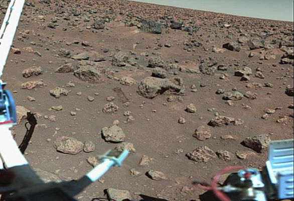 From the "Viking Archive" - Viking 2: surroundings
Il luogo di discesa del Viking Lander 2 ci mostrò un panorama anch'esso simile ad un deserto roccioso terrestre, sebbene leggermente più ricco di rocce del panorama mostratoci dal Viking 1 e meno "ondeggiante" (insomma, più liscio e senza rilievi di sorta). Le immagini ci mostrano poca sabbia e meno polvere attorno al Lander, ma la sorpresa (se così si può dire) fu costituita dalla presenza di piccoli crepacci (canali?) larghi sino ad 1 metro e profondi 8/10 cm, presenti un pò ovunque. 
La configurazione particolarmente liscia del suolo attorno al Lander fece pensare che le rocce fossero poggiate su uno strato di sedimento duro e piatto. E che dire del cielo?!? 
La maggior parte delle immagini Viking mostrava un cielo vagamente rosato, forse a causa delle polveri rossastre in (perenne?) sospensione, ma non mancarono casi in cui il cielo Marziano apparve di un tenue celeste. 
Colpa di errori nella elaborazione dei dati? 
Forse, ma la sapete una cosa davvero strana e su cui pochissimi Ricercatori...
Parole chiave: Mars Panorama