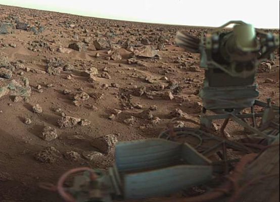 From the "Viking Archive" - Viking 2: surroundings
...e Scienziati si sono concentrati?
Se l'atmosfera Marziana fosse davvero così sottile come ci dicono (anzi: come i rilievi effettuati da Sonde e Landers suggeriscono), il cielo di Marte dovrebbe apparire, semplicemente, quasi NERO!!!

Certo NON rosa, NON giallo (rectius: "butterscotch"), NON celeste e NON rosso, come invece appare in innumerevoli frames Viking, Soujourner/Pathfinder, Spirit ed Opportunity.
Allora, che cosa ne dite? La NASA si è 'incartata' da sola o - forse - siamo riusciti, con il prezioso aiuto del Dr Hamilton, a trovare una crepa nel muro compatto delle certezze scientifiche ufficiali?!?
Parole chiave: Mars Panorama