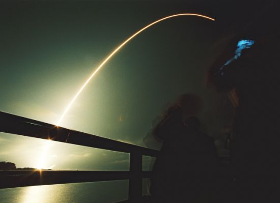 Messenger going to Mercury
E, per concludere questo brevissimo "fly-by" fotografico di Mercurio, Vi offriamo una fotografia che contiene, in fondo, un pò di "speranza": è l'immagine della partenza della Sonda Messenger verso Mercurio. 
Ci rivedremo fra qualche anno - se tutto andrà bene - con nuove fotografie ed informazioni provenienti da un mondo davvero poco conosciuto. 
Se saremo bravi (e fortunati) troveremo senz'altro alcune risposte a molti quesiti, e certo non mancherà del materiale per porsi nuove domande e sbirciare nell'Ignoto, nei suoi Misteri, nei suoi Enigmi e nelle sue Anomalie. 
Ed è per questi motivi (e per mille altri che non conosciamo ma che certamente esistono) che il Viaggio della Scienza è - e rimane - sempre e comunque, un Viaggio Infinito!
Parole chiave: Mercury