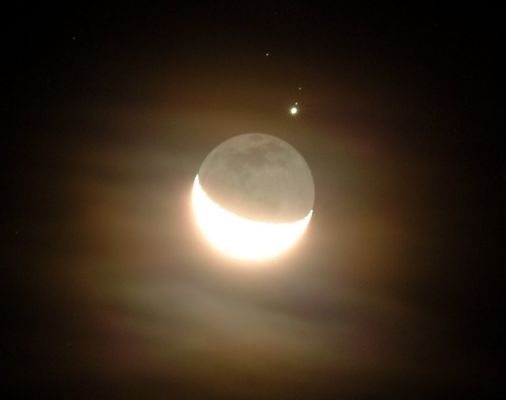 Moon and Jupiter
Un'immagine amatoriale davvero eccellente che ci arriva dalla cittadina di Atmore - Alabama, USA - e pubblicata sul Sito NASA - Picture of the Day del giorno 9 Dicembre 2004. 
Ben visibili, accanto a Giove, guardando il versante superiore della Luna (e, per l'esattezza, quella sua parte che ci appare debolmente illuminata a causa del "chiaro di Terra"), riusciamo a vedere due "Satelliti Galileiani": Ganymede (quello più prossimo a Giove) e Callisto.
Complimenti al Sig. Westlake per l'immagine!
Parole chiave: From Earth Images