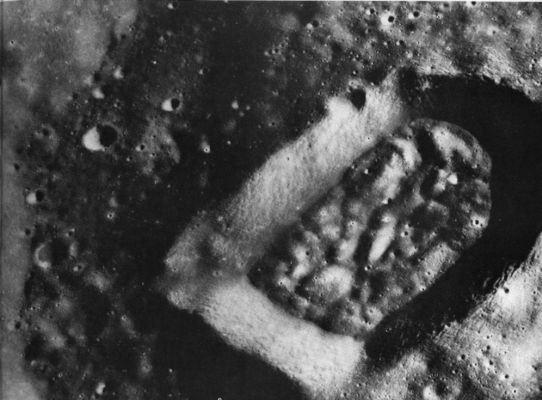 Moon from orbit: the "Stadium Crater"
Un'immagine bellissima che ritrae un cratere dalla forma davvero strana ma, secondo noi, avvicinabile a quella di uno "stadio". Un cratere dalla forma tutto sommato analoga (e che abbiamo pure battezzato "Stadium Crater") è presente nella Sezione dedicata all'Apollo 16.
Fonte: "The Lunascan Project".
Parole chiave: Moon from orbit