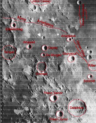 The "Blair Cuspids' Area" (edited)
Intorno alla metà degli anni '60, in preparazione delle Missioni Apollo, la Luna costituì oggetto di un'attenta e ravvicinata analisi, alla ricerca di siti idonei alla discesa di una navicella abitata. Nel 1966, il satellite americano Lunar Orbiter 2 fotografò una serie di oggetti che proiettavano ombre decisamente lunghe sulla superficie lunare. In accordo a quanto la NASA stessa in seguito dichiarò, il maggiore di questi oggetti aveva una base larga più o meno 17 metri ed un'altezza di circa 25. 
Parole chiave: Moon Maps
