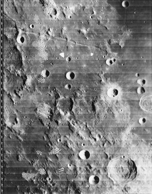 The "Blair Cuspids' Area" (unedited)
Fu un certo Dr William BLAIR - un antropologo che lavorava alla Boeing (la Società produttrice del Lunar Orbiter) - che rimase particolarmente colpito da queste "anomalie" e dedicò ad esse un profondo studio il quale ancora oggi mantiene, al pari delle "cuspidi", un grande fascino ed interesse. Il Dr Blair si era infatti convinto, osservando l'immagine ripresa dal Lunar Orbiter, che simili strutture rispondevano, in termini geometrici, ad una sorta di "trama" che ricordava - per certi versi - i tracciati...
Parole chiave: Moon Maps