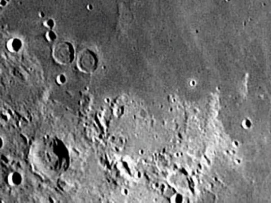 Mare Tranquillitatis - detail mgnf
Tranquillity Base Close-up photographed with a 7-inch refractor with 12-m effective focal length (3-meter prime focal length of the refractor is 3m increased by a 4x Barlow-lens), Philipps TuoCam webcam, single frame shot, enhanced with unsharp masking.

Parole chiave: Moon from Earth