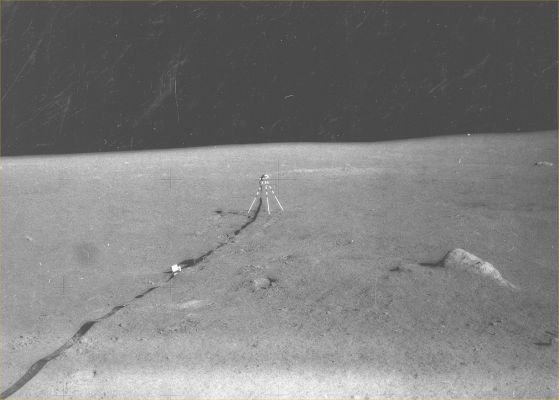 A very old - but ORIGINAL - Apollo frame: LM and possible Surface Anomaly (1)
Un esempio visibile e tangibile delle - purtroppo - orribili condizioni in cui versano molti frames NASA-Apollo Originali: i difetti (graffi e quant'altro) che costellano l'immagine sono davvero tanti e, a nostro parere, sono quasi tutti segni di una conservazione inadeguata del frame originale. Il corpuscolo luminoso che vedete sulla Dx, a ridosso dell'orizzonte, è il LM; l'altro corpuscolo luminoso (ed apparentemente metallico) che invece si vede sulla Sx, a ridosso dell'orizzonte ma non esattamente sul filo dell'orizzonte, è - a nostro parere - una possibile Anomalìa di Superficie. Comunque non dovrebbe essere un photo-artifact.

Ora portate il frame sino al full-size e poi giudicate Voi stessi!...
Parole chiave: Lunar Surface - Horizon