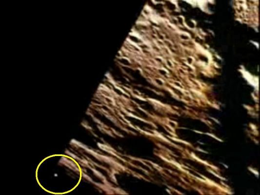 Fast-walker in transit after Eagle's Lunar lift-off (2)
Si tratta di un oggetto (apparentemente) di forma sferica (forse leggermente ovalizzata), luccicante (e dunque metallico?!?) il quale, assecondando un movimento di rotazione su stesso e cambiando leggermente rotta per almeno 2 o 3 volte nel periodo di tempo durante il quale è stato ripreso (circa 1" solo di filmato, purtroppo), sfreccia nel campo visivo della telecamera fissa che effettuava la ripresa (e dunque gli Astronauti NON misero mano - letteralmente - nella realizzazione del filmato che immortala questo straordinario evento).

Di che cosa si tratta? Impossibile dirlo. Che cosa NON è, allora? Ecco, questa risposta è un pò più semplice da darsi: non è un vizio dell'immagine; non è un riflesso; non è un "pezzo" di qualcosa che è stata "gettata via" dallo stesso Ascent Stage; non è un meteorite e non è - ovviamente - una illusione ottica.

E allora, che cosa sarà mai? Beh, questo decidetelo Voi (e, mentre lo fate, ricordateVi - per favore - di dire grazie all'ESA ed alla NASA - per la gentile concessione - ed al Dr Barca - per l'occhio e la pazienza, rispettivamente, avuto e dimostrata)...
Parole chiave: Extremely Controversial Frame