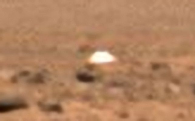 The "Silver Anomaly" or the "Real Heat-Shield"!  (extra detail mgnf)
Da questo extra detail mgnf non ricaviamo - ovviamente - la Verità, ma certo abbiamo un frammento in più di informazioni. Quali?

Ad esempio sappiamo che l'oggetto che abbiamo noi stessi battezzato come "Silver Anomaly" ha una tessitura metallica (facile: questo lo si vedeva già bene), un'albedo altissima (idem), una forma "cupolare" (e questo è già un mistero) e, soprattutto, NON appare ricoperto di polvere arancione.
Quest'ultimo è, ovviamente, il dato più importante poichè significa due cose: 
1) la "Silver Anomaly" è "lì", dove la vediamo ora, da poco tempo e 
2) la "Silver Anomaly" non condivide la medesima natura (anche in termini cromatici) del paesaggio che la circonda.

Dunque: la Silver Anomaly non pare essere indigena di questa zona di Gusev Crater (e, qualora lo fosse, allora che dire se si trattasse di un qualcosa che sta or ora "affiorando"? Perchè la NASA non ha mai speso una sola parola per commentare questo frame?).

Se Voi avete altre riflessioni da fare, scriveteci!
Parole chiave: Mars Panorama - Controversial Frame - Possible Surface Anomaly