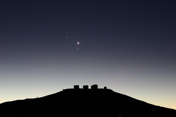Venus, Mercury and Saturn from Cerro Paranal (Chile)
Da "NASA - Picture of the Day" del 17 Agosto 2005:"Very bright planets and very large telescopes are part of this sunset view of Paranal Observatory. The observatory's four, massive 8,2 meter telescope units are situated on top of the 2.600 meter high mountain, Cerro Paranal, in the dry Atacama Desert in northern Chile. The individual unit telescopes can be used separately or in combination and are named Antu, Kueyen, Melipal and Yepun. Together they are fittingly known as the European Southern Observatory's Very Large Telescope. Of course, the very bright planets are Venus (near center), joined by Mercury (below) and Saturn (left) in late June's western evening skies".
Parole chiave: Artistic Pictures